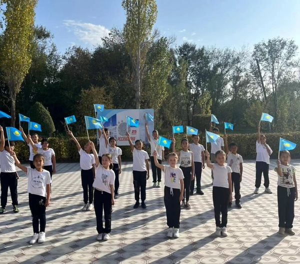 "Жас Ұлан" ұйымының мүшелерімен 25-қазан Республика күніне орай “Алға,Қазақстан” тақырыбында флешмоб