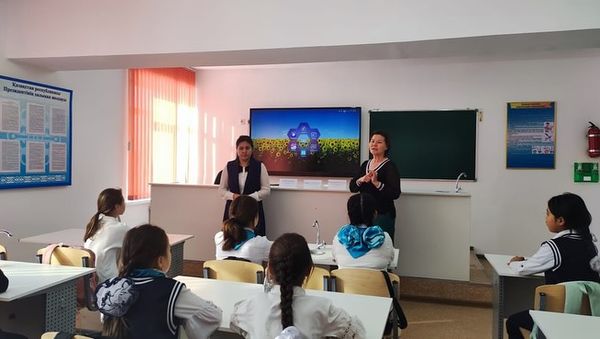 "Үлгілі үйдің қыздары" тақырыбында 5-6 сынып қыздарымен директордың тәрбие ісі жөніндегі орынбасары А.Ертаева және мектеп психологі Г.Нурмаханбетова жиналыс