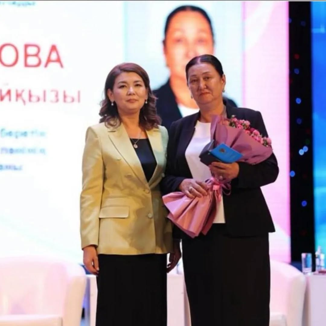 "БІЛІМ БЕРУ ІСІНІҢ ҚҰРМЕТТІ ҚЫЗМЕТКЕРІ"